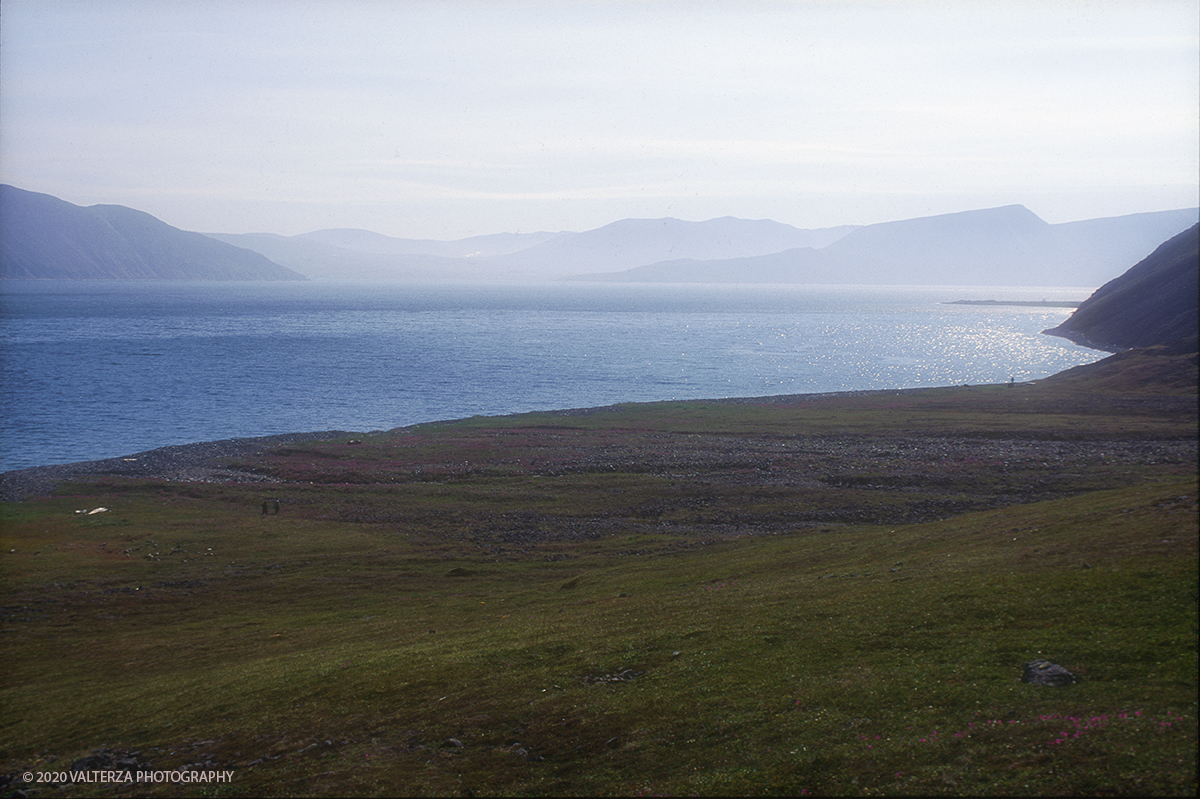 20 SIBERIA.jpg - Luglio/Agosto 1992. Siberia, terra dei Chukchi. Nell'oceano artico  125 Km a nord-est della penisola dei Chukchi (Siberia) c'Ã¨  l'isola di Wrangel, essa ospita piÃ¹ del doppio di specie vegetali (417) di qualsiasi territorio artico a paritÃ  di superficie nonchÃ¨ 30 specie diverse di uccelli oltre ad orsi polari, foche e trichechi ; per questo motivo   Ã¨ stata proclamata patrimonio dell'umanitÃ  dall'UNESCO. Nella foto Baia del golfo di Providenja, base di partenza del viaggio in nave per la meta finale, l'isola di Wrangel.